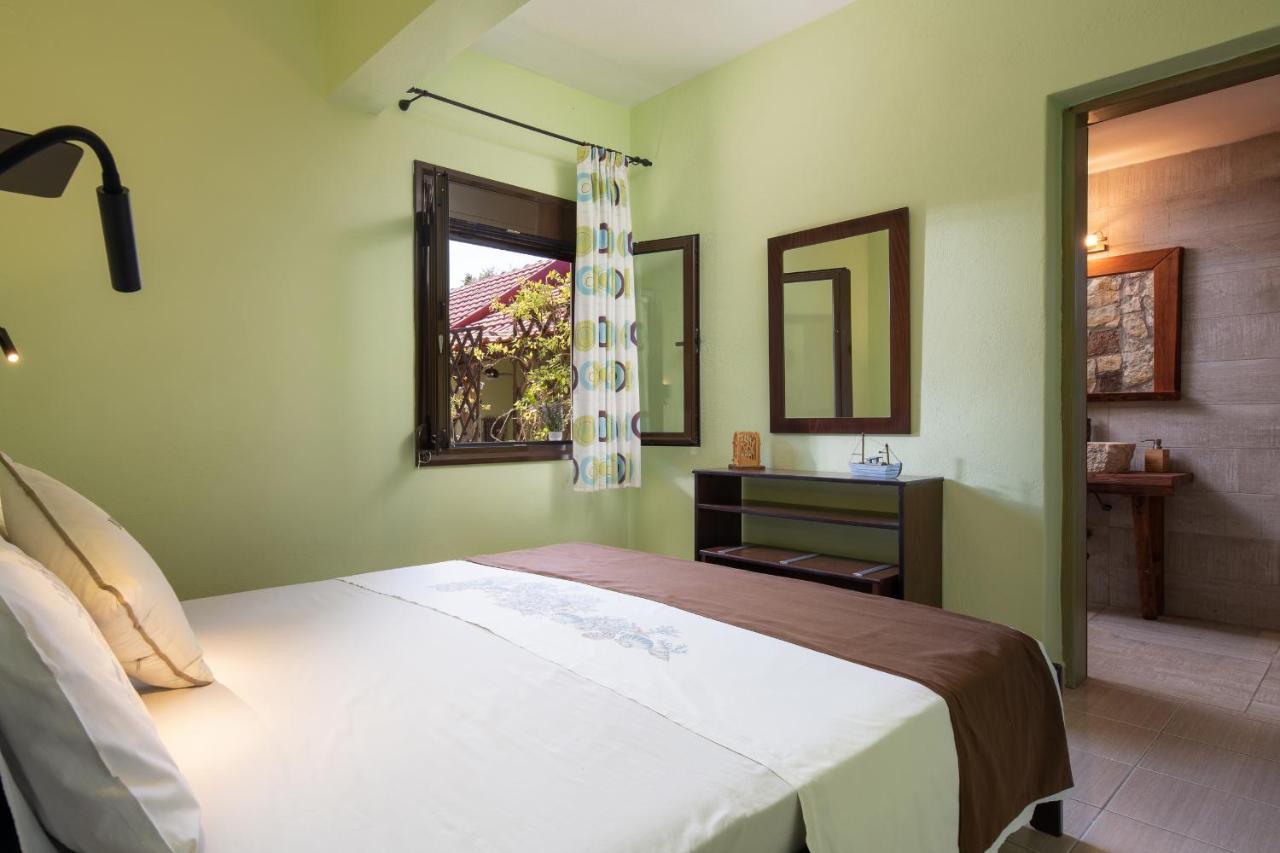 Niriides Hotell Porto Koufo Exteriör bild